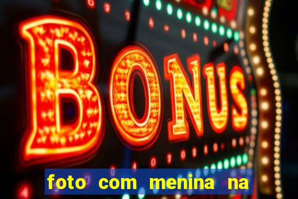 foto com menina na cama fake